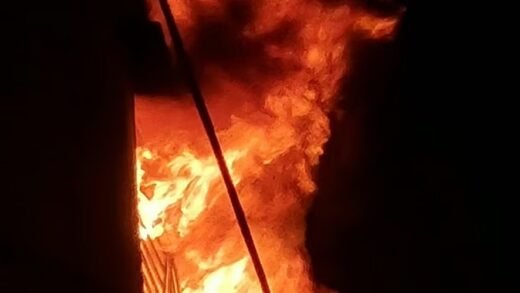 পুরান ঢাকায় আগুন ছড়াল আরেক ভবনে, নিয়ন্ত্রণে ১০ ইউনিট