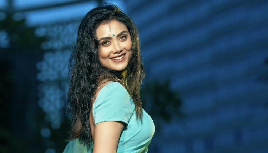তারকা হওয়ার স্বপ্নে নিজের নামই ছেঁটে ফেলেন ইধিকা পাল