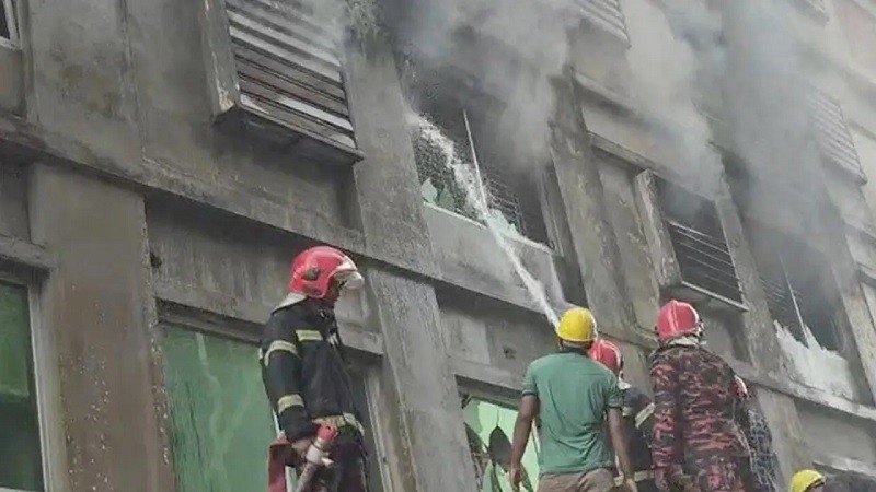 ৩ ঘণ্টার চেষ্টায় গাজীপুরের মেট্রিক্স গার্মেন্টসের আগুন নিয়ন্ত্রণে