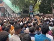 জাতীয় প্রেসক্লাবের সামনের সড়কে অটোরিকশা চালকদের অবরোধ