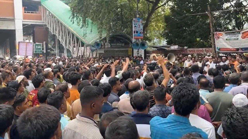 জাতীয় প্রেসক্লাবের সামনের সড়কে অটোরিকশা চালকদের অবরোধ