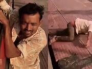চলন্ত ট্রেনে মোবাইল চুরির চেষ্টা, জানালায় ঝুলিয়ে শিক্ষা দিলেন যাত্রীরা