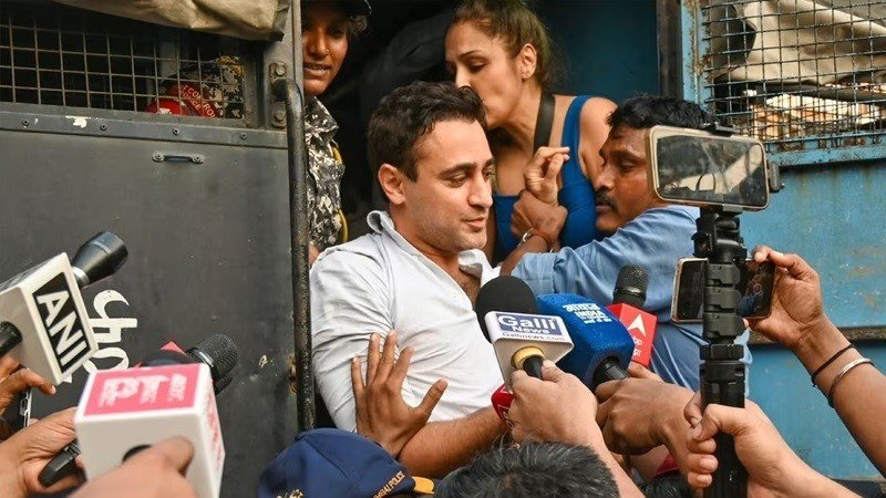 বলিউড অভিনেতা ইমরান খানকে ভারত ছাড়ার নির্দেশ