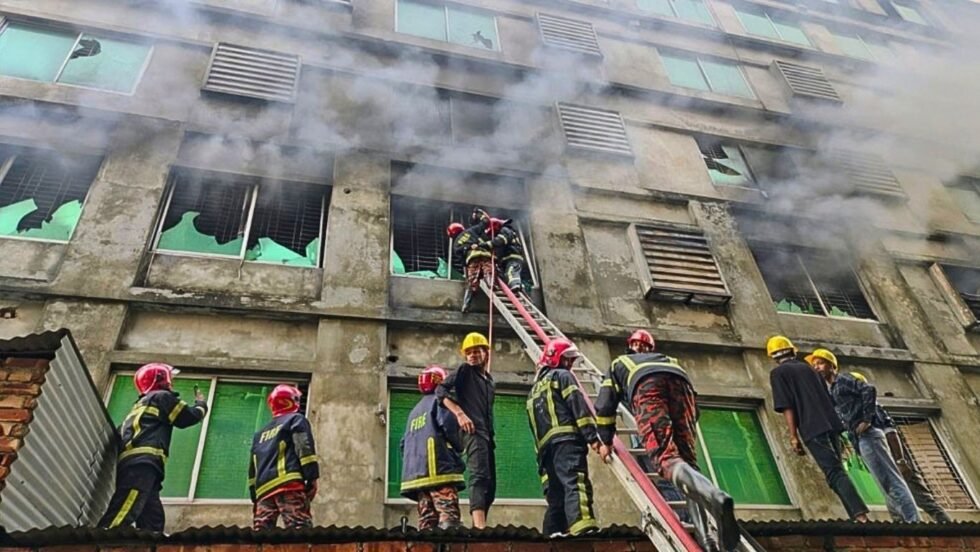 পোশাক কারখানায় ভয়াবহ আগুন, নিয়ন্ত্রণে ৯ ইউনিট