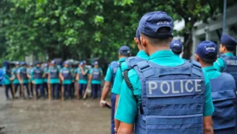 ৭০০ পুলিশ সদস্যের বিরুদ্ধে গ্রেপ্তারি পরোয়ানা