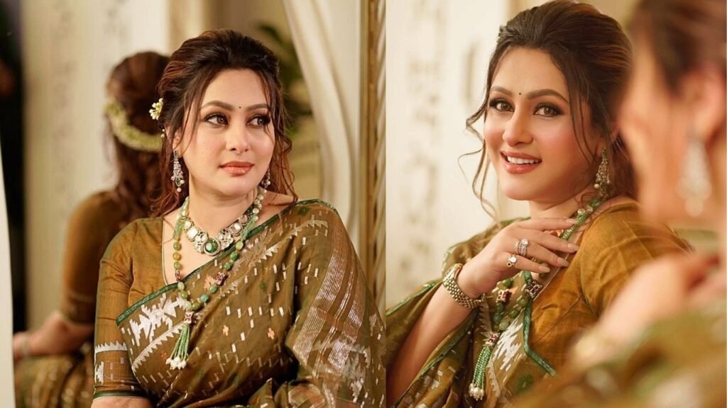 জামদানি শাড়ি ও খোঁপায় বেলি ফুলে মায়াবী পূর্ণিমা