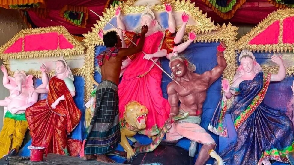 দুর্গাপূজার প্রস্তুতি শেষ পর্যায়ে, বাড়ছে প্রতিমাশিল্পীদের ব্যস্ততা