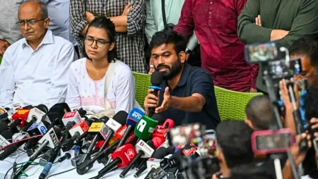 "বাংলাদেশে যা হয়েছে, ভারতেও সেটাই হোক!" "বাংলাদেশে যা হয়েছে, ভারতেও সেটাই হোক!"