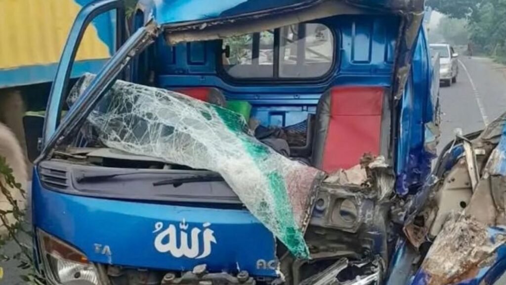 সীতাকুণ্ডে পিকআপের ধাক্কায় টাইলস মিস্ত্রি নিহত