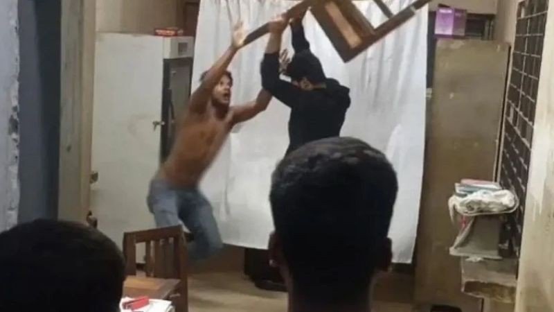 হাসপাতালে ঢুকে স্বেচ্ছাসেবক দল নেতাকে বেধড়ক পিটুনি, ভিডিও ভাইরাল