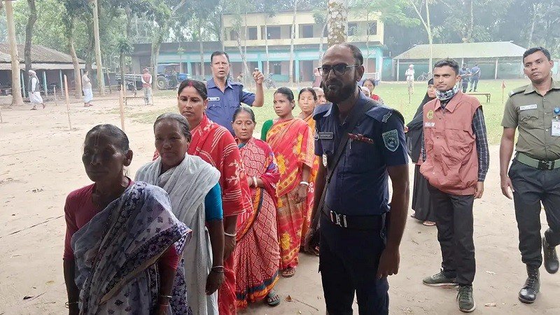 ঠাকুরগাঁওয়ে উপনির্বাচন: ভোট শুরুর আগেই লাইনে সনাতনী নারী ভোটাররা